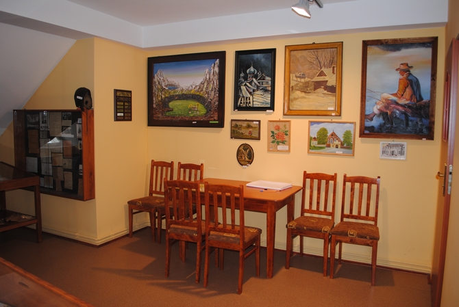 Zdjęcie ściany z obrazami - 12_izba_regionalna_foto.jpg